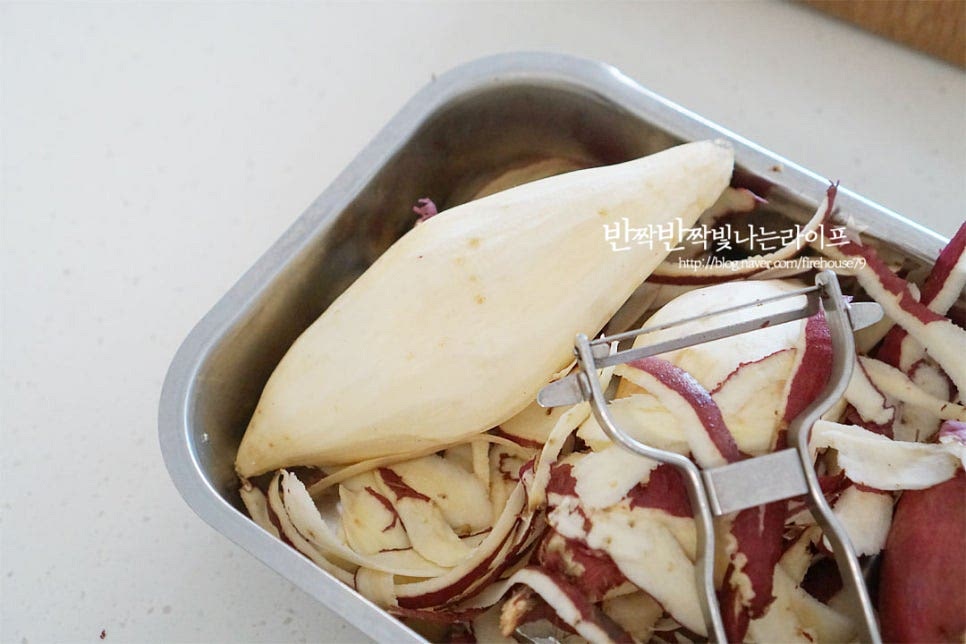 고구마는 중간보다 조금 작은 정도의 크기 4개를 준비했습니다. 대략 3개 정도면 바로 만들기 좋습니다. 고구마는 아이가 먹기 좋도록 껍질을 벗겨 준비해 줍니다. 입맛에 따라 껍질을 솔로 깨끗하게 문질러 세척한 뒤 만들어주셔도 됩니다.