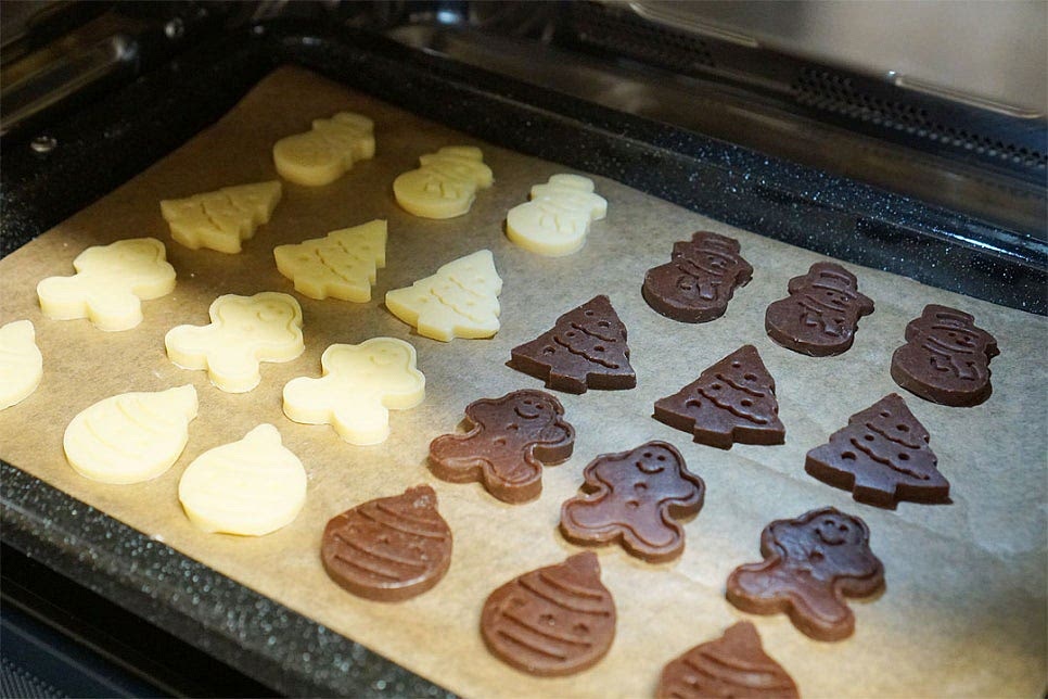 160도 예열한 오븐에 넣고 160도 10~12분 구워줍니다. 오븐의 사양에 따라 시간과 온도를 가감하여 주세요. 식힘망에 올려 완전히 식혀줍니다. 그대로 심플하게 드셔도 좋고 간단하게 초코펜을 활용하여 모양을 내어주시면 더 근사해요. 아이랑 같이 모양 틀도 찍고 초코펜 데코까지 해주면 딱이랍니다. 과정이 복잡하지 않아 집에서 만들기 좋아요. 한입 베어 먹어보면 바삭바삭한 식감과 함께 부드러운 버터 풍미가 입안 가득해요. 단것을 별로 좋아하지 않아 설탕량을 조금 덜 잡아주었는데도 딱 먹기 좋았답니다. 영상도 같이 담았어요. 기본 플레인 맛과 함께 초코향 가득한 초코쿠키도 매력적이에요. 기본적으로 버터 풍미가 들어가 맛이 없을 수가 없는 것 같아요. 과하지 않은 단순한 맛이 또 매력이고요. 크리스마스 쿠키 만들기 수제로 더 맛있게 만들어 드세요^^ 끄읕 !