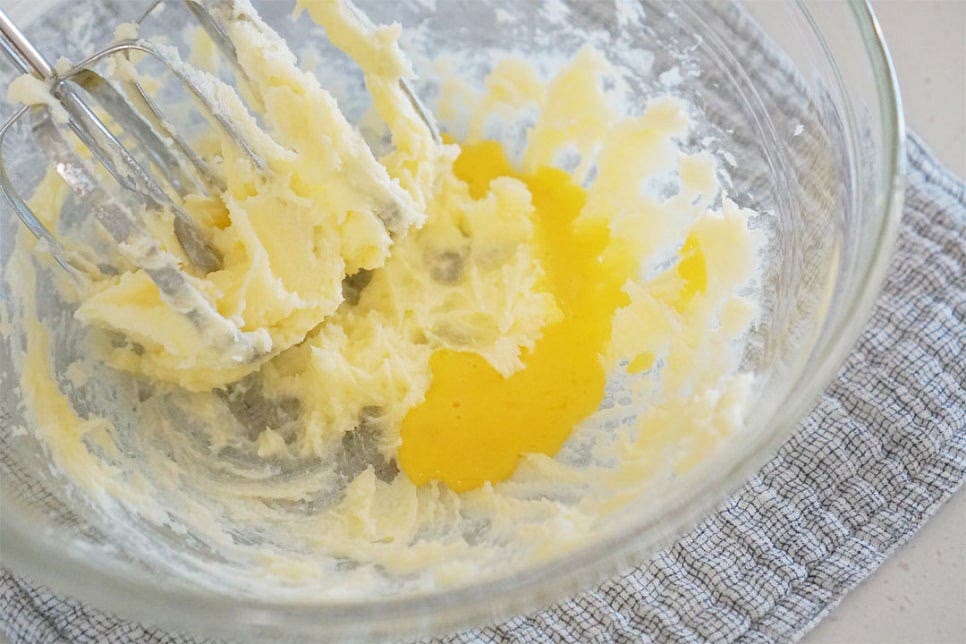 달걀 1개를 곱게 풀어준 뒤 대략 1/2 정도의 양인 20g을 두 번에 나누어 넣어 섞어줍니다. 달걀물이 분리되지 않게 잘 풀어줍니다. 달걀을 풀어준 뒤 주걱으로 가볍게 정돈해 주어요.