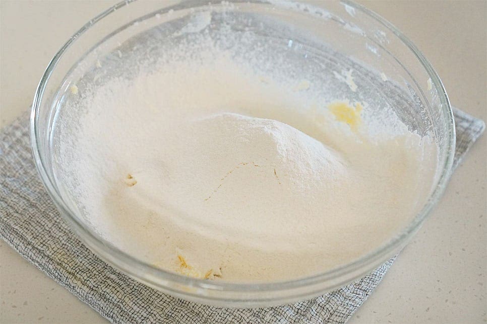 박력분, 베이킹파우더를 체에 곱게 내려줍니다. 주걱을 11자 모양으로 세워 날가루가 보이지 않고 뭉쳐질 정도로 섞어줍니다. 한 덩어리로 뭉쳐주어요. 비닐팩 또는 지퍼백에 담아줍니다. 밀대로 두께 4~5mm로 밀어줍니다. 냉장고에 넣어 40분~1시간 정도 휴지하여 줍니다. 같은 방법으로 초코 쿠키반죽 만들기 해주어요.