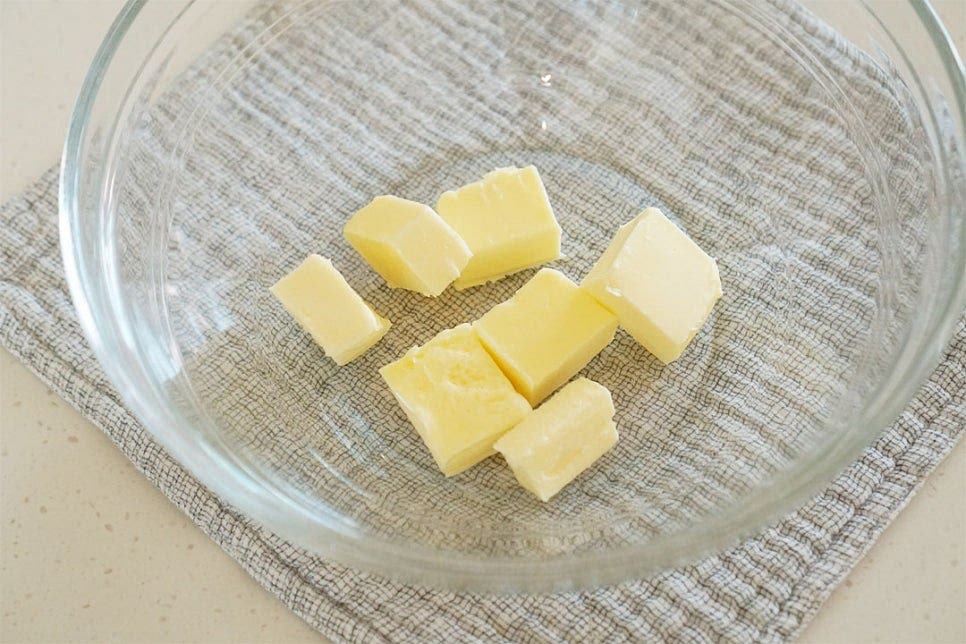 바닐라익스트랙을 생략하였는데 기호에 따라 약간 더해주셔도 좋습니다. *설탕량은 35~45g으로 단맛 기호에 따라 조절해 주셔도 좋아요. 하나, 버터는 실온 상태로 단단하거나 차갑지 않으며 완전히 녹은 상태도 아닌 손가락으로 눌러보았을 때 말랑말랑한 상태로 준비해 줍니다. 버터의 상태에 따라 반죽을 실패 없이 잘 만들 수 있어요. 버터는 거품기로 가볍게 풀어줍니다.