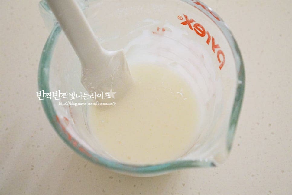 슈가파우더 80g, 레몬즙 20g을 넣고 부드럽게 잘 섞어줍니다. 레몬즙을 조절함에 따라 하얀색의 진하기와 상큼한 풍미의 차이가 있어 입맛에 맞게 조절해도 좋습니다. 위에서 뿌려 자연스럽게 모양내어 줍니다. 입맛에 따라 다진 견과류를 곁들이거나 레몬 슬라이스, 허브잎을 올려 완성해 줍니다. 영상도 같이 담았어요. 기본 비율을 참고하여 만들면 어렵지 않으면서 맛있는 파운드케익을 맛볼 수 있어요. 상큼한 레몬이 들어가 새콤달콤한 맛과 향은 물론 부드럽고 촉촉한 맛이 별미랍니다. 파운드케이크 만들기 촉촉하고 부드러움에 상큼함을 더해 맛있는 베이킹 즐겨보세요. 끄읕 !