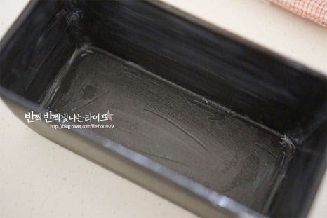 오란다틀에 부드러운 버터를 골고루 바른 뒤 반죽을 넣어줍니다. 바닥면으로 탁탁 내려쳐서 공기를 빼준 뒤 주걱으로 가운데가 오목하게 모양내어 줍니다. 170도 예열한 오븐에 넣고 160~170도 40분 구워줍니다. 기기의 사양에 따라 차이가 있기 때문에 온도와 시간을 조절해주세요. 오래 구워지면서 위로 부풀어 오르고 가운데가 자연스럽게 갈라집니다. 틀에서 꺼내어 식혀줍니다.