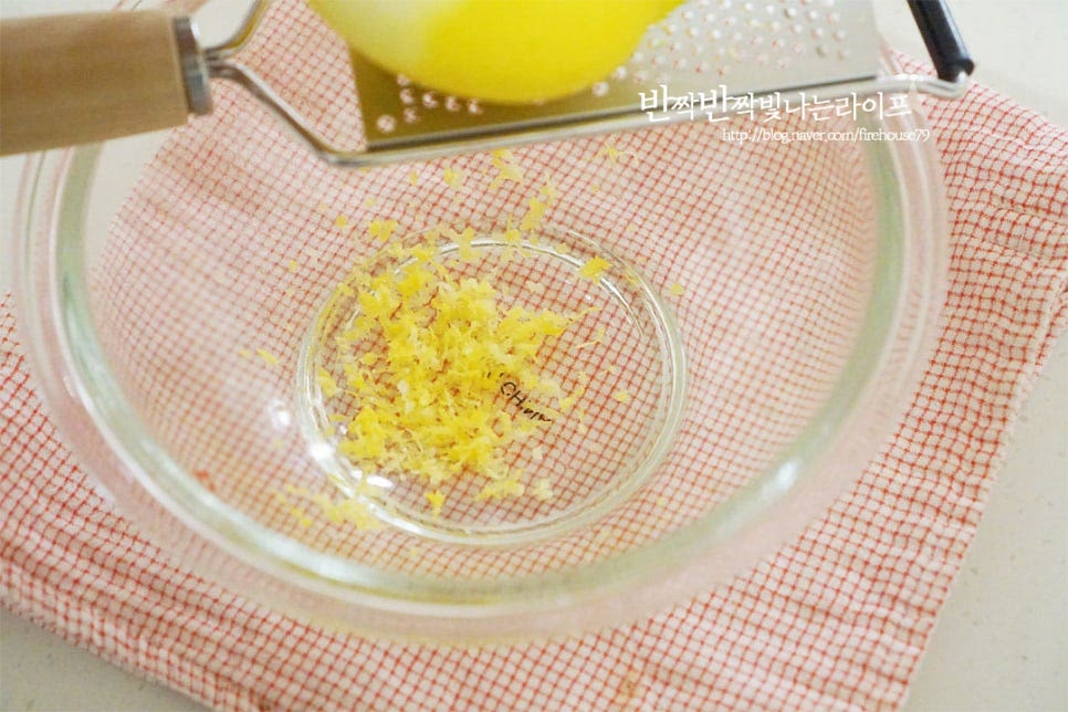 요즘 국산 과일이 나오는 시기라 베이킹소다로 문질러 세척하여 물기를 제거한 뒤 노란 껍질 부분을 갈아 제스트를 만들어줍니다. 흰 분이 들어가면 쓴맛이 나기 때문에 노란색 껍질만 갈아주세요. 계량해둔 설탕에 넣고 잘 섞어줍니다. 같이 섞어서 넣으면 새콤달콤한 향이 더 깊어요. 제스트를 만들고 남은 레몬은 1/2개만 즙을 내어 준비했습니다.