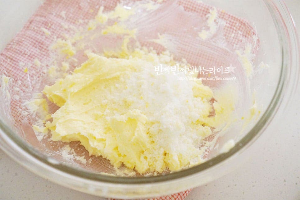 준비해둔 설탕을 2~3번에 나누어 넣어가며 잘 섞어줍니다. 1/3분량이 섞이면 나머지를 넣어가며 골고루 섞어줍니다. 설탕이 섞이면서 연한 아이보리색으로 크림화가 됩니다.