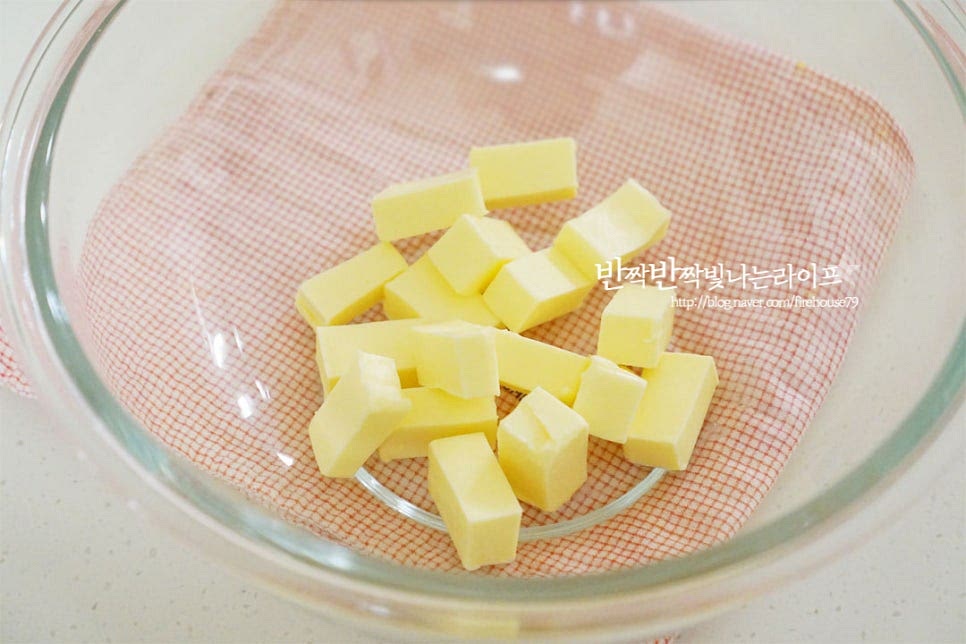 실온 상태의 말랑한 무염버터를 준비해요. 파운드케이크의 기본 비율은 버터 1 : 박력분 1 : 계란 1 : 설탕 1로 여기서 양을 조절하여 만들었습니다. 부드럽게 풀어줍니다.