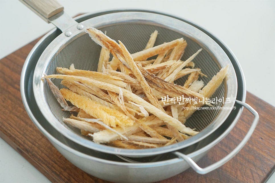 말린 황태를 먹기 좋게 찢은 채를 준비했어요. 길이가 긴 것은 먹기 좋게 6~7cm 정도로 잘라주고 체에 밭쳐 잔가루를 털어줍니다. 마른 재료이기 때문에 촉촉하게 양념이 어우러질 수 있도록 밑 작업을 해주는 게 중요해요. 물을 약간 뿌려 버무려줍니다. 물을 뿌려 촉촉하게 해주면 바삭바삭하던 게 부드러워지며 양념도 딱 먹기 좋게 스며든답니다. 체에 밭쳐 물에 가볍게 헹구어주어도 되는데 물에 오래 담그게 되면 특유의 감칠맛도 같이 빠질 수 있어 물을 뿌려 촉촉하게 해주었어요~ 간단하게 손질한 뒤 넉넉한 볼에 담아줍니다. 마요네즈 1/2 큰 술 넣고 조물조물 버무려주어요. 진미채를 무칠 때와 같이 마요네즈를 약간 넣어주면 양념도 맛있게 간이 스며들고 냉장고에 넣어두고 먹어도 내내 촉촉해요.