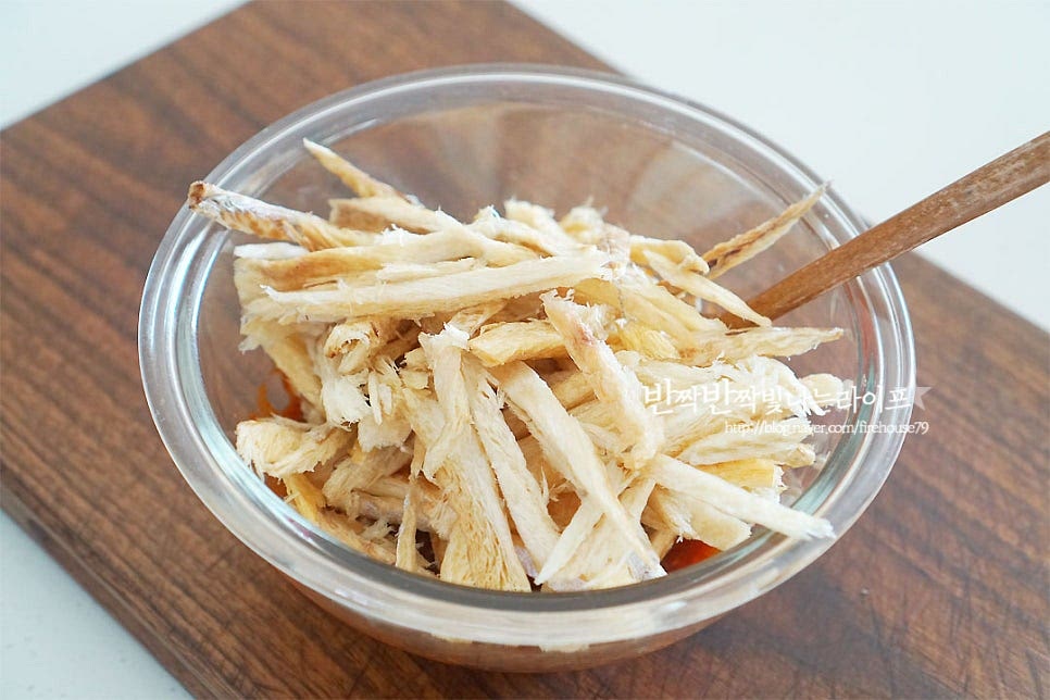 만들어둔 양념에 황태를 넣어줍니다. 양념이 어우러지도록 조물조물 버무려주면 완성입니다. 정말 간단하죠~ 빨갛게 무쳐낸 황태무침을 먹기 좋게 그릇에 담아내면 든든한 반찬이 된답니다. 진미채와 비슷하면서도 특유의 식감과 진한 감찰맛이 씹을수록 입맛을 당기는 맛깔남이 있어요. 영상도 같이 담았어요. 매콤하게 간이 스며들어 씹을수록 고소한 바다맛이 좋아요. 은근 밥도둑이 따로 없답니다. 맛깔나는 황태채무침 만드는 법 맛있게 만들어 드세요^^ 끄읕 !