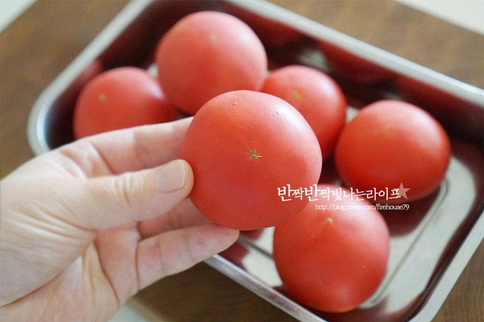 토마토를 쥬스로 갈아 마시기 위해 빨갛게 잘 익은 완숙을 준비했어요. 수분함량이 높고 식이섬유가 풍부하여 부드럽게 갈아서 마시면 속까지 든든하답니다. 세척하기 위해 꼭지 부분을 떼어내어줍니다. 채즙이 새어나지 않도록 겉의 꼭지만 제거해 주면 됩니다. 넉넉한 크기의 볼에 잠길 정도로 물을 붓고 식초 1 큰 술을 풀어줍니다. 식초물에 담갔다 흐르는 물에 헹구어줍니다.