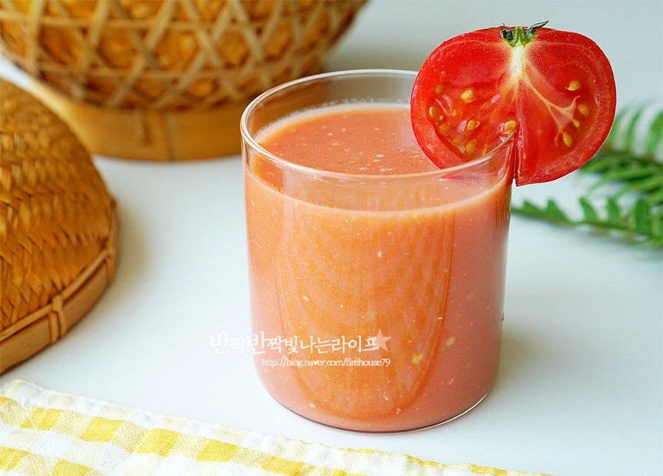 시원하고 맛있게 완성입니다. 토마토는 설탕이나 소금을 곁들여 생으로 먹거나 볶음, 절임 등 여러 가지 요리로 맛볼 수 있지만 간단하면서도 맛있게 즐길 수 있는 레시피는 역시 토마토주스가 아닌가 싶어요. 영상도 같이 담았어요. 부드러운 목 넘김을 위해 데쳐서 껍질을 제거하고 올리브오일과 레몬즙으로 풍미와 흡수를 돕고 단맛에 따라 소금이나 알룰로스를 더해 갈아주세요. 든든하게 챙겨먹는 생토마토쥬스 맛있게 요리해드세요. 끄읕 !