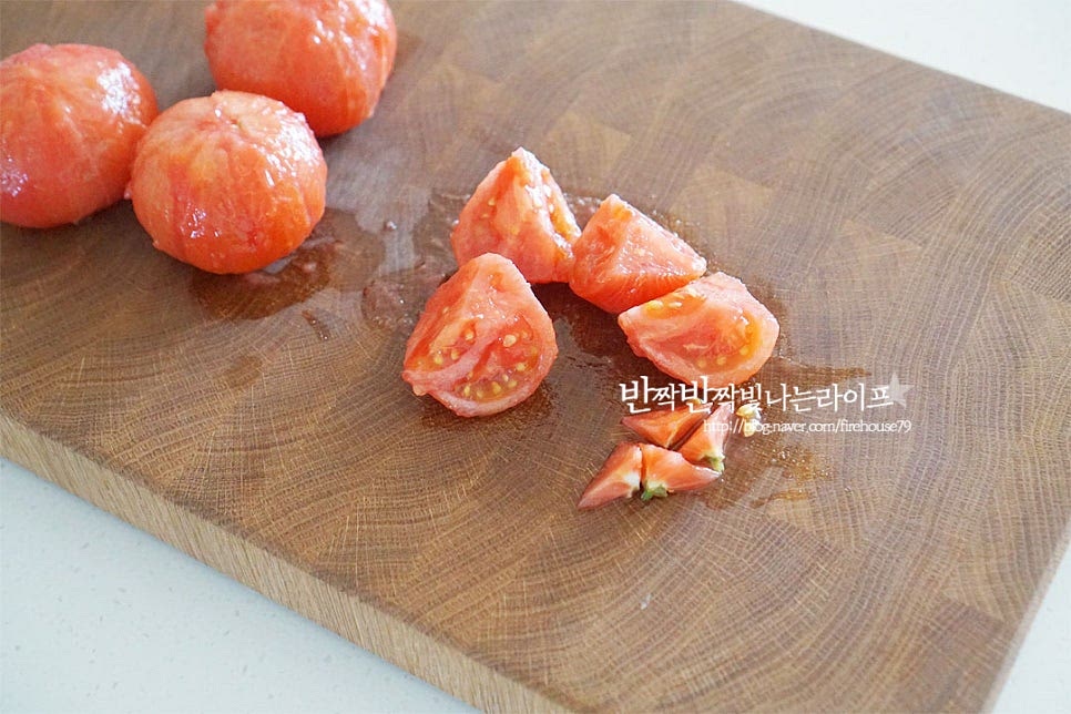 껍질을 벗긴 뒤 반으로 자른 뒤 가운에 단단한 심지는 제거하고 4등분으로 썰어줍니다. 심지는 억세고 질겨서 제거한 뒤 요리해 주고 크기에 따라 나누어 잘라주세요.