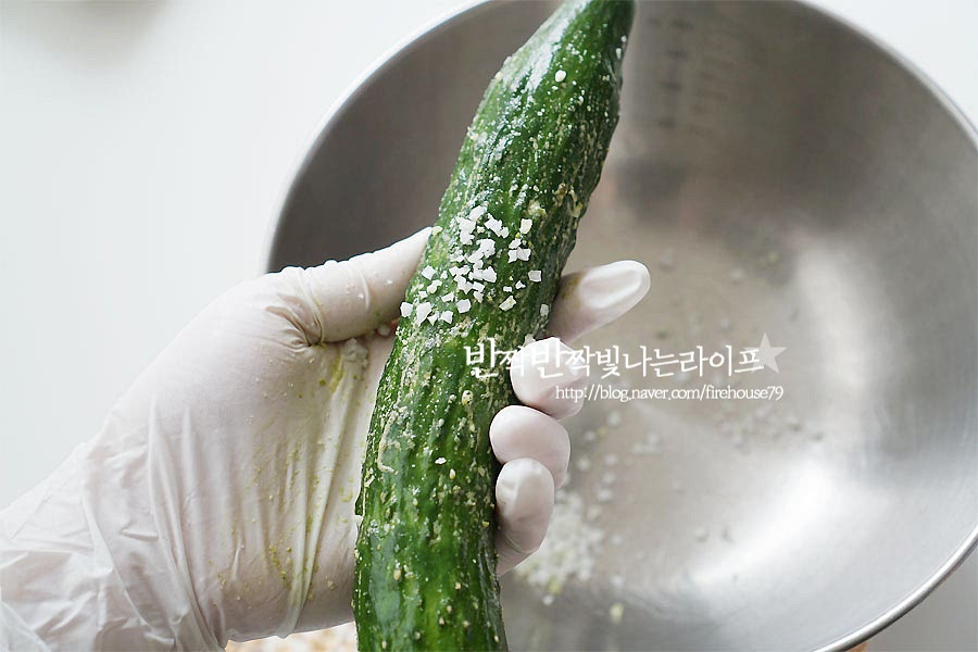 오이는 굵은소금으로 껍질을 비벼가며 씻어 주어요. 아직은 오이가 크기가 작은 편이라 두 개를 손질하여 주었어요. 씻은 뒤 길게 반으로 자른 뒤 길쭉하게 어슷 썰어 줍니다. 재료의 길이를 맞추어 집어먹기 좋도록 길게 썰어주었어요. 바로 먹을 것이라 씨까지 그대로 잘랐지만 그렇지 않다면 물이 생기는 씨 부분을 제거한 뒤 어슷썰기 하여줍니다. 달래는 뿌리 안쪽에 흙이 많이 묻어있기 때문에 알뿌리 부분을 물에 담가 흔들어가며 씻어주고, 꼭지 부분의 돌기를 떼어내고 겉껍질을 벗겨 줍니다. 역시 길이를 맞추어 썰어줍니다.