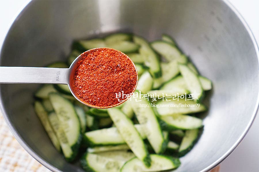 볼에 재료를 넣고 양념 재료를 넣어줍니다. 고춧가루 2T, 멸치 액젓 1T 식초 1T, 매실청 1T, 설탕 0.5T를 넣어주어요. 달래오이무침은 봄나물의 향긋함과 어우러지게 새콤하게 양념하여 무쳐주었는데요. 기호에 따라 식초와 액젓을 가감하여 주어요. 달래를 제외하고 오이무침을 먼저 조물조물 무쳐주어요. 달래를 넣은 뒤 살살 버무려줍니다. 참기름과 통깨는 마지막에 넣어 고소한 풍미를 살려주어요. 오이무침 레시피에 달래가 들어가면 정말 잘 어우러져요. 제철일 때 꼭 같이 무쳐드셔보세요. 먹기 좋게 그릇에 담아주면 완성입니다. 레시피 영상을 같이 보심 조금 더 쉽게 만드실 수 있어요. 아삭한 식감과 향긋하고 쌉싸래한 맛에 새콤한 양념이 어우러져요. 그냥 먹어도 맛있지만 곱창김이나 고기랑 같이 먹어도 별미에요. 달래오이무침 레시피로 제철 봄의 향긋함을 그대로 맛보세요. 오이와 달래를 손질한 뒤 양념에 버무려주면 봄철 입맛이 살아나요. 새콤달콤하게 겉절이 같으면서도 자꾸만 손이 가는 반찬이랍니다. 몸에도 좋고, 맛도 좋은 봄나물로 맛있게 만들어 드셔보세요. 끄읕 !