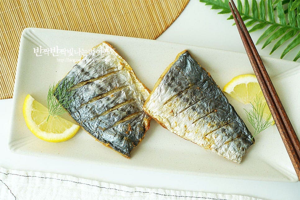 바로 구워서 뜨거울 때 먹어야 제맛이라 완성된 삼치구이는 접시에 담아줍니다. 레몬 한 조각 곁들이면 좋습니다. 간단한 삼치요리로 담백 고소한 풍미를 맛볼 수 있어요. 껍질 부분이 바삭해서 촉촉한 생선살을 발라 밥 위에 올려서 먹어보면 부드러우면서 담백한 풍미에 다른 반찬이 필요 없이 손이 가는 맛이에요. 삼치는 비린내가 덜한 생선으로 쌀뜨물에 담가 손질한 뒤 에어프라이어로 구워주면 바삭하고 부드러운 감칠맛을 즐길 수 있어요. 맛있게 요리해드세요. 끄읕 !