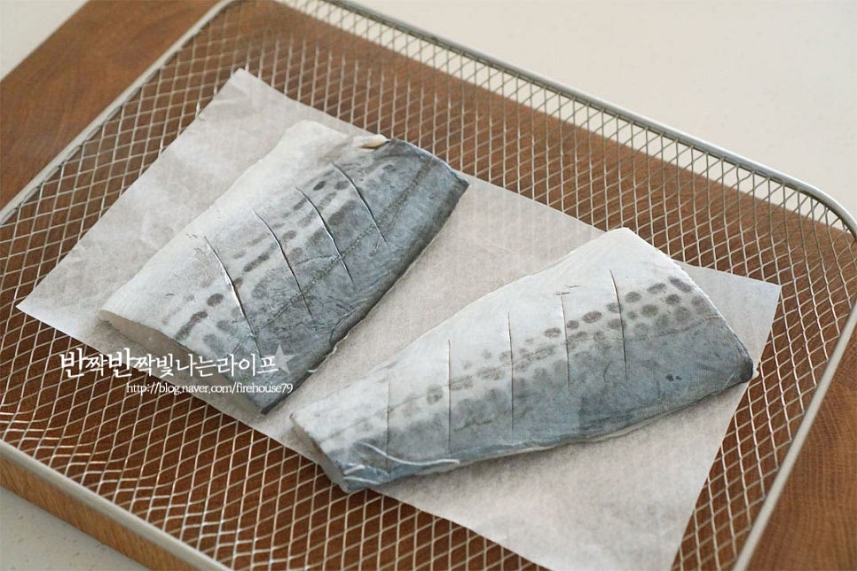 에프 트레이에 올려줍니다. 저는 종이호일을 한 겹 깔고 구웠습니다. 구워지면서 생선의 기름이 나오지만 겉을 바삭하고 윤기나게 굽기 위해 식용유를 전체적으로 골고루 발라줍니다. 간편하게 오일 스프레이를 뿌려주었습니다. 오일을 골고루 뿌려 구워주면 겉이 바삭바삭 고소합니다. 밑간에 따라 소금 약간 뿌려주셔도 좋습니다. 바스켓을 넣고 구워줍니다. 에어프라이어 생선구이는 200도 20분 정도 조리해 주는데요. 기기의 사양에 따라 온도와 시간은 조절해 주세요. 먼저 10분 정도 구워준 뒤 뒤집어 10분 더 구워주었습니다. 앞뒤로 노릇하게 익을 수 있도록 해주세요. 재료에서도 기름이 나와 촉촉하고 노릇하게 구워진답니다. 20분 구웠더니 먹기 좋게 익었는데요. 두께나 크기에 따라 속까지 익을 수 있도록 중간에 확인하여 구워주세요.