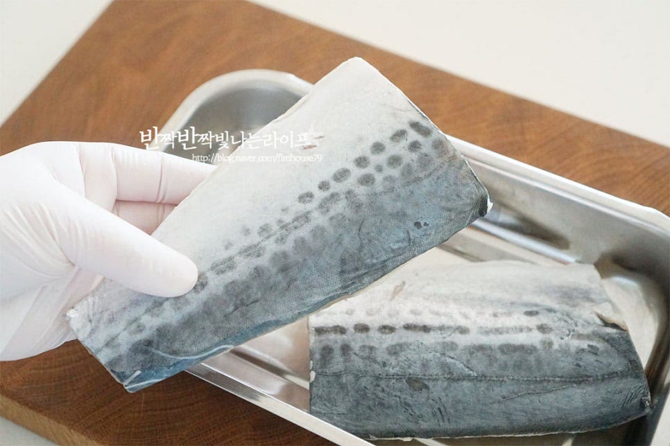 요즘엔 생선을 먹기 좋게 손질하여 냉동 소분된 것이 잘 나와서 저도 간편하게 구워 먹고 있는데요. 오늘은 살만 발려진 삼치라 손질할 것도 없이 간단합니다. 삼치 굽는법을 시작하기 전에 쌀뜨물을 준비합니다. 재료가 잠길정도로 넉넉하게 부어주세요. 보통 생선구이를 만들 때 비린맛을 잡아주기 위해 쌀뜨물에 담그거나 된장, 카레가루를 많이 활용하죠. 아이가 카레가루를 넣고 구운 삼치를 좋아하지 않아 깔끔하게 쌀뜨물로 손질했어요. 삼치를 넣고 담가 씻어줍니다. 쌀뜨물이 없다면 쌀가루를 물에 풀어주셔도 됩니다. 쌀뜨물에 해동된 생선을 담가 씻으면 기름진 비린내도 잡고 깔끔하게 맛볼 수 있어요. 헹구어준 뒤 키친타월로 물기를 제거해 줍니다.