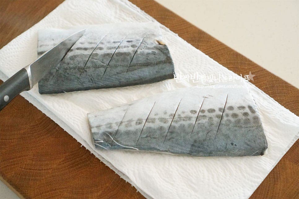 그대로 구워서 먹어도 되지만 보기에 먹음직스럽고 속까지 골고루 익을 수 있게 칼집을 넣어줍니다. 어슷한 방향으로 살이 부서지지 않게 껍질 부분으로 칼집을 넣어주었습니다.