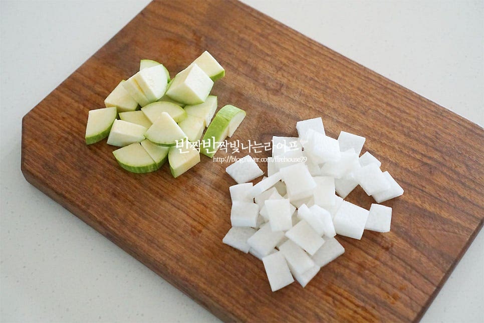 곁들이는 채소를 먹기 좋게 썰어요. 애호박은 두툼하게, 무는 나박하게 한입에 먹기 좋게 썰어줍니다. 무가 들어가면 시원한 국물 맛이 좋아요. 대파와 고추는 송송 썰어줍니다. 매운맛 기호에 따라 고추는 가감해 주세요. 두부 역시 한입에 먹기 좋게 네모나게 썰어 준비해요. 명란은 저염을 준비했고 한입에 먹기 좋게 2cm 정도 두께로 썰어 준비해 줍니다.