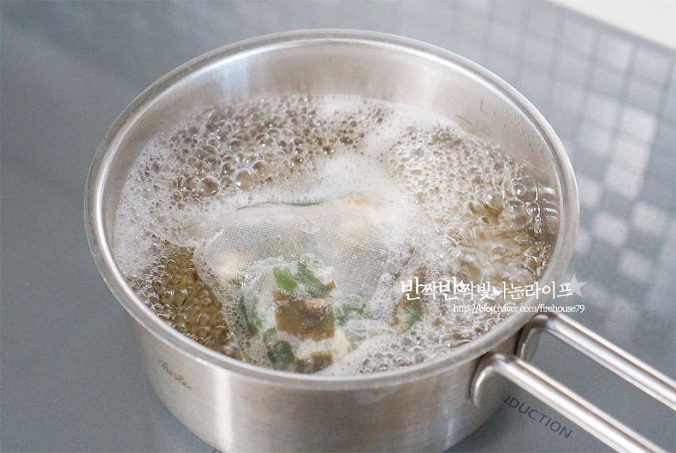 냄비에 물 700ml를 붓고 멸치다시육수팩을 넣고 육수를 우려줍니다. 다시팩이 없다면 멸치 10마리, 다시마 1장, 건표고버섯 1개 건새우 3개, 대파 1/3대 넣고 육수를 우려주세요. 냄비에 멸치다시마육수 600ml 붓고 나박하게 썬 무를 넣고 끓여줍니다. 끓어오르기 시작하면 참치액 2/3 큰 술, 다진 마늘 1/2 큰 술 을 넣고 밑간해줍니다. 무의 가장자리가 투명해지기 시작하면 애호박을 같이 넣고 끓여요. 애호박이 절반 익으면 (애호박은 생각보다 금방 익어요.) 명란과 두부를 넣어줍니다. 바글바글 끓으면 대파와 고추를 넣고 마무리해요. 부족한 간은 소금으로 더해주세요. 저는 따로 넣지 않아도 딱 맞게 간이 좋았어요^^ 명란젓이 국물에 우러난 그 감칠맛과 깔끔하고 시원 담백한 재료의 조합이 색다르게 매력적인 맛이에요. 청양고추로 매운맛을 더해주면 칼칼함이 잘 어우러지는데 기호에 따라 고춧가루 약간 넣으셔도 좋아요. 영상도 같이 담았어요. 톡톡 씹히는 명란과 고소한 두부 시원 담백한 국물 맛이 밥도둑입니다~ 아침에 부담 없이 만들어 먹기도 좋고요. 명란 그 자체가 조미료 같은 역할을 해요. 명란두부찌개 맛있게 끓여서 국물 감칠맛 깊게 드셔보세요^^ 끄읕 !