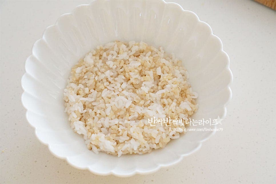 넓은 볼에 밥을 먼저 담아줍니다. 그 위로 달걀프라이와 양파, 아보카도를 올려 모양을 잡아줍니다. 양념한 명란과 김가루를 올려 마무리해요.