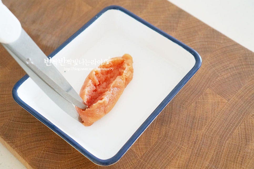 아보카도의 부드러운 고소한 맛에 감칠맛을 더해주는 명란을 넣으면 두 가지 재료만으로도 맛이 없을 수가 없어요. 저염 명란젓으로 1덩이면 넉넉하게 간이 맞았는데 짠맛에 따라 양을 조절해 주세요. 먼저 가운데 가위집을 넣어줍니다. 칼집 사이로 껍질 안의 명란을 분리해줍니다. 참기름 1숟가락을 넣고 버무려줍니다. 본연의 깊은 맛이 풍부하기 때문에 별다른 양념을 더하지 않고 고소한 향미를 넣어주면 맛이 좋습니다.