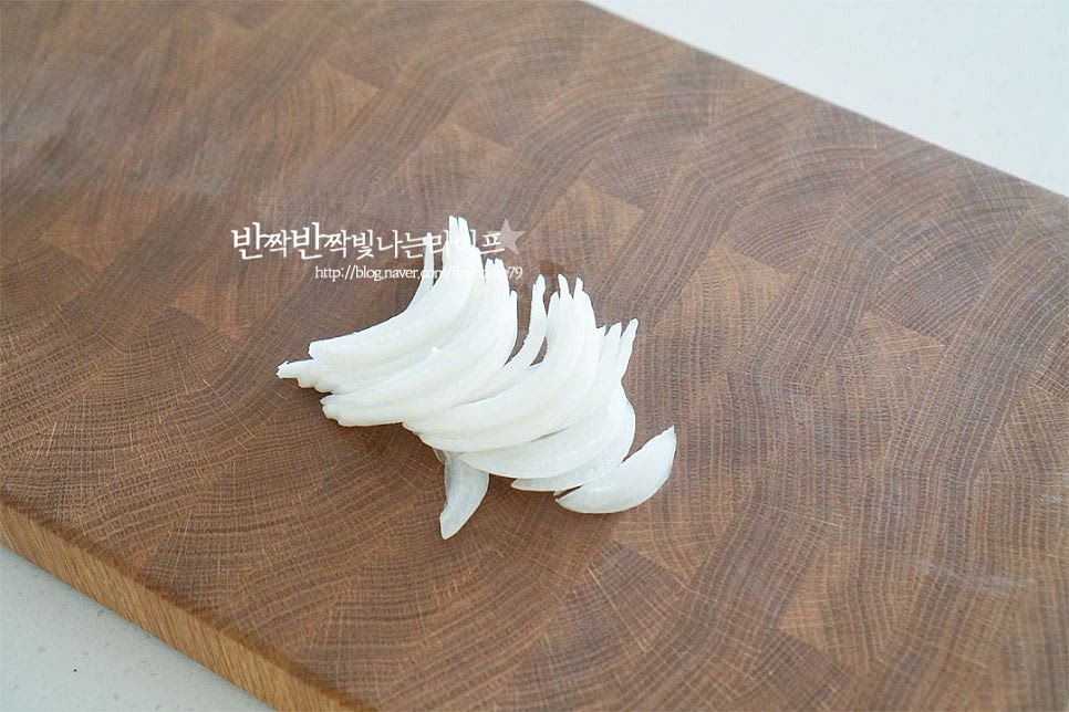 아삭하고 산뜻한 양파로 식감을 더해줍니다. 얇게 슬라이스했어요. 매운맛이 강하다면 찬물에 담가 물기를 제거하여주세요. 그 외 어린잎이나 채소를 넣으면 식감과 맛을 풍성하게 요리할 수 있어요. 달군 팬에 식용유를 약간 두르고 달걀을 반죽으로 구워줍니다. 반숙프라이의 노른자가 덮밥에 들어가면 고소하게 소스처럼 어우러져 맛이 좋습니다.