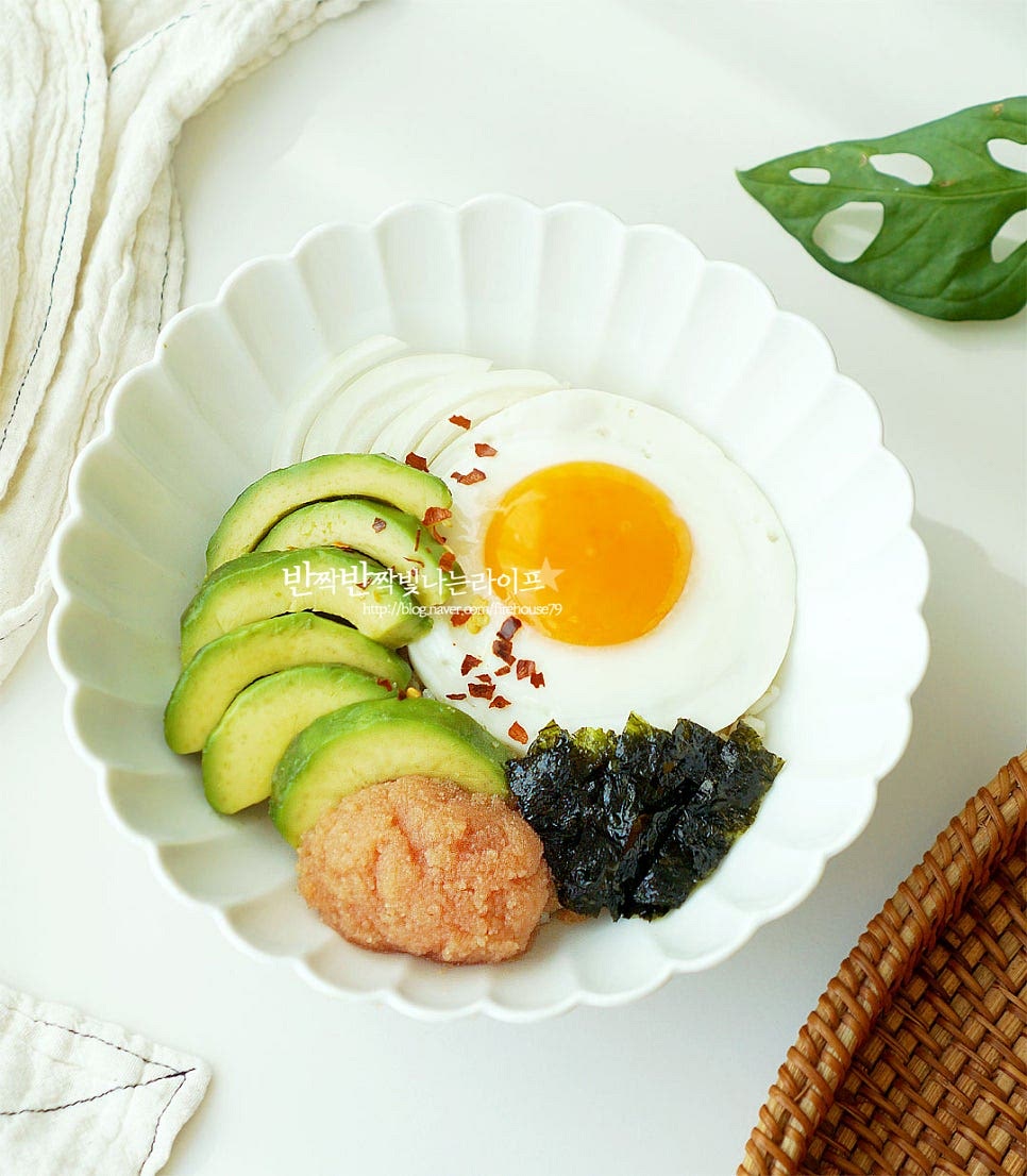 약간 매콤하게 먹고 싶어 아보카도 명란 비빔밥에 크러쉬드 레드페퍼를 약간 뿌려 완성했습니다. 재료가 눈에 보이도록 플레이팅하면 맛있게 요리를 완성할 수 있답니다. 영상도 같이 담았어요. 후숙이 잘 된 아보카도는 부드럽고 고소한 맛이 버터와도 같은데요. 이 맛에 짭조름한 명란을 곁들여 한 그릇 맛과 풍미를 가득 즐길 수 있어요. 명란 아보카도 덮밥을 간단한 레시피로 맛있게 요리해드세요. 끄읕 !