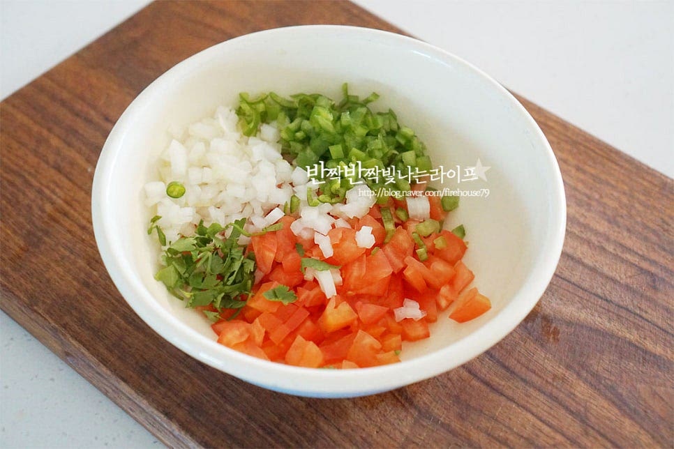 모든 채소를 넉넉한 크기의 볼에 담아줍니다. 레몬즙 1 큰 술 뿌려주고요. 레몬 대신 라임즙도 좋습니다. 새콤한 정도에 따라 양을 더 넣어주셔도 좋아요. 소금, 후추를 갈아 넣고 꿀도 약간 넣어줍니다. 단맛은 간을 보고 추가해 주면 되어요. 맛있게 버무려주면 완성입니다. 토마토로 만드는 살사소스는 정말 간단한데요. 재모두 잘게 다져 양념을 넣어주면 되어 간단하게 만들어 간식 겸 술안주로 먹기에 좋습니다. 나초와 함께 먹음직스럽게 담아주어요. 토마토 한 개로 간단하게 만들기 좋은 나초 살사소스는 냉장고 속 몇 가지와 향을 더해주는 것들을 다져썰어준 뒤 매콤하면서 산뜻한 감칠맛을 살려 버무려주면 되어요. 초간단 레시피로 근사하게 맛보기 좋은 메뉴죠. 영상도 같이 담았어요. 기본 레시피를 참고하신 뒤 청양고추 또는 할라피뇨, 라임즙 혹은 레몬즙과 같이 대체 가능한 재료를 넣어 손쉽게 만들 수 있어요. 바삭바삭 고소한 나쵸소스로 곁들여 먹음 식감과 맛, 향까지 모두 조화롭답니다~ 토마토 살사소스 만들기 맛있게 요리해 곁들여 즐겨보세요^^ 끄읕 !