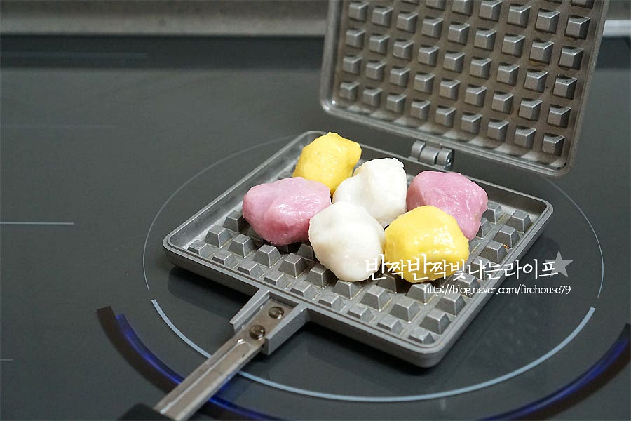 송편도 구워주었어요. 색깔별로 6개를 나란히 올려 눌러준 뒤 노릇하게 구워줍니다. 속이 들어있는 송편은 깨소가 눌러지면서 밖으로 조금 나와요. 타지 않도록 센 불보다는 중약 불로 구워주면 된답니다. 떡이 고소하게 구워지는 냄새가 솔솔 나요. 굽기 정도는 앞서 말한 대로 취향대로 구워주 시 되어요. 와플 모양이 예쁘게 구워진 인절미 토스트와 송편은 꿀과 과일을 곁들이면 멋스러운 간식 또는 브런치로 즐길 수 있어요. 굽는 과정은 영상도 같이 담았어요. 지글지글 구워지는 소리만 들어도 먹고 싶어진답니다. 와플팬 떡 구이는 식감부터 바삭하고 쫄깃한 게 맛나요. 떡을 색다르게 먹기 좋은 것 같아요. 달콤한 꿀도 올려주니 고급스러운 한식 디저트 느낌 물씬이에요. 송편은 만든지 하루 지난 것이라 겉면이 약간 말랐었는데 구워 먹으니 바삭하고 쫄깃해졌어요. 깨소가 톡톡 씹혀서 또 다른 매력이 있지요. 인절미 구워 먹기 꼭 만들어 드셔보세요. 원래의 식감과 또 달리 과자와 같이 바삭하고 고소한 게 맛이 좋아요. 명절에 남은 찰떡을 구워도 실패할 수 없지요. 꿀이 없다면 설탕 솔솔 뿌려먹어도 달달한 게 당기는 맛이에요. 인절미 와플 예쁘게 구워서 맛있게 먹어요. 윤스테이 와플팬 위에 구울 때 참기름을 약간 둘러주면 눌어붙는 것을 방지할 수 있어요. 눌러지면 모양이 퍼지니 가운데에 팬의 크기에 맞추어 올려준 뒤 앞뒤로 노릇하게 구워줍니다. 그럼 실패 없이 맛있는 디저트 완성이랍니다. 끄읕 ! 에어프라이어에 구워먹는 가래떡도 별미죠. 아래 포스팅도 참고해 주세요.