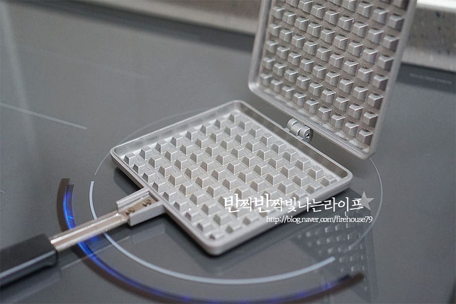 팬을 올리고 불을 켜요. 저는 인덕션을 사용중이라 인덕션이 가능한 팬을 사용하고 있어요. 윤스테이 방송을 보다가 같은 제품이길래 더 반가웠어요. 인덕션 뿐만 아니라 가스레인지 사용도 가능한데 화력 조절을 잘해주어야 맛있게 구울 수 있는 것 같아요. 쑥인절미가 있어서 구워주었는데 찰떡, 송편, 절편 등 모두 구워 먹기 좋은 것 같아요. 떡을 가운데로 올려주어요. *팬을 덮으면 눌러지기 때문에 가운데로 모아 올려줍니다. **눌러지면서 모양이 퍼지니 너무 많이 올리면 밖으로 나올 수도 있으니 크기에 따라 5~6개 정도가 좋은 것 같아요. 인덕션 7 온도로 구워주었는데 중약불에서 노릇하게 잘 구워져요. 팬을 열었을 때 부풀어 오르면 속까지 열이 골고루 전달된 것이에요. 혹시 탈까봐 걱정할 필요가 없는 게 중간중간 열어서 익은 정도를 체크하면 눌어붙거나 탈 염려가 없었어요. 인절미 와플 겉을 조금 바삭바삭하게 과자처럼 구워주고 싶어서 노릇한 정도로 구웠어요. 굽기는 기호에 따라 조절해 주면 더 맛있게 즐길 수 있어요.