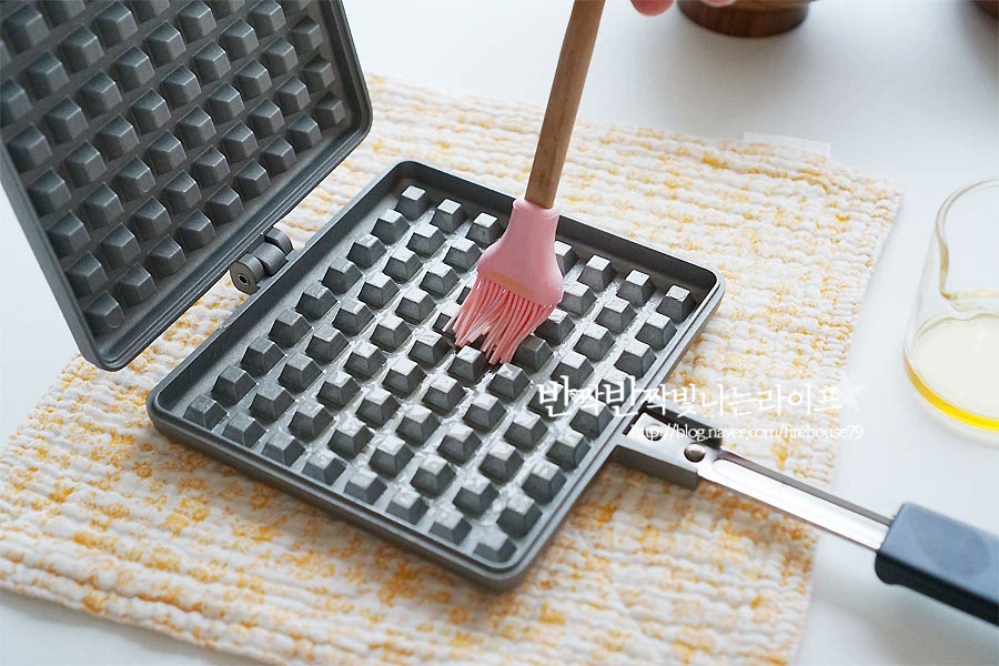 굽기 전에 참기름을 솔로 골고루 발라주어요. 고소한 참기름을 발라주면 눌어붙지 않고 잘 굽힌답니다. *바르지 않고도 구워지기는 했어요. 혹시나 눌어붙을까 봐 가볍게 발라줍니다.