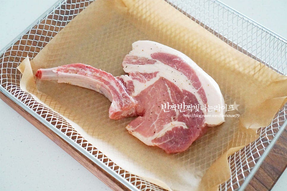 돈마호크 에어프라이어에 구워줄 것이라 바스켓에 올려줍니다. 팬에 구워도 되고 두께가 있는 편이라 에프를 활용하면 속까지 익히기 간편하답니다. 에프 200도 15분 먼저 구워줍니다.