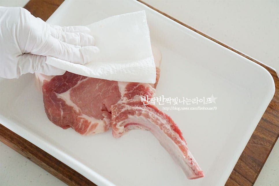 뼈 등심 고기는 먼저 키친타월로 수분을 꼼꼼하게 제거해 줍니다. 수분을 잘 제거해 주어야 누린내 없이 구울 수 있어요. 시즈닝을 하여 줍니다. 소금 두 꼬집을 앞뒤로 뿌리고 후추도 갈아 뿌려주었어요. 시판용 시즈닝 제품이나 허브솔트를 뿌려주셔도 좋아요. 두께가 있는 편이라 간간하게 간을 해주었는데 기호에 따라 소금의 양은 가감해 주세요. 올리브오일을 겉면에 고르게 발라줍니다. 시즈닝 하여 20~30분 정도 둡니다.