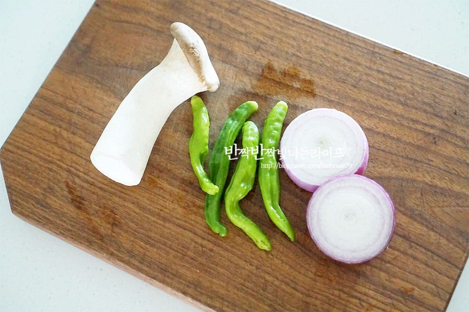 구워질 동안 가니시도 준비해요. 간단하게 냉장고 속 재료를 꺼내었어요. 버섯은 통으로 구워줄 것이라 키친타월로 정돈해 주었고, 양파는 두껍게 슬라이스했어요. 향이 좋은 꽈리고추도 같이 구웠어요. 아스파라거스, 방울토마토 등 다양하게 곁들여 주시면 되어요. 15분 뒤 뒤집어주고 가니시와 함께 고기에 버터를 올려 다시 200도 15분 구워줍니다. 꽈리고추는 금방 구워져서 5분 정도 구워 꺼내어 주었어요. 온도와 시간은 기기의 사양에 따라 가감하여 조절하여 주시면 되어요. 고기의 두께에 따라 익는 정도가 다르기도 하고요. 저는 추가로 5분 정도 더 구워주었는데 등심 부위는 너무 많이 구워버리면 오히려 식감이 퍽퍽해지기 쉬워 젓가락으로 찔러보았을 때 핏물이 나오지 않는 정도가 좋아요. 가니시와 함께 그릇에 담아줍니다. 바로 구운 고기는 맛이 없을 수가 없지만 뼈에 붙은 고기가 더 맛이 고소해요~ 육향이 팡팡 한 입 먹음 정말 맛있답니다. 영상도 같이 담았어요. 먹기 좋게 잘라보면 겉은 바삭 속은 촉촉한 게 입안에 넣음 고소함이 깊답니다. 그냥 소금에 콕 찍어 먹거나 고추냉이 올려먹기만 해도 별미에요. 삼겹이나 목살과는 또 다른 매력과 비주얼부터 맛깔나답니다. 돈마호크 굽기는 등심 부위가 퍽퍽하지 않게 촉촉하게 구워내는 게 포인트에요. 맛있게 만들어 드세요^^ 끄읕 !