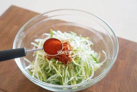 백종원 레시피 양념소스는 간단해요. 간장을 베이스로 고춧가루로 매운맛을 설탕과 식초로 단맛과 신맛을 더해준답니다. 기본 비율로 입맛에 맞게 새콤달콤하게 간을 조절하여주면 더욱 맛있게 즐길 수 있습니다. 먼저 고운/굵은 고춧가루 각각 1/3 큰 술을 뿌려 가볍게 버무려 색을 내어줍니다. 두 가지를 섞지 않고 굵은 것으로만 요리해도 좋아요. 조물조물 숨이 죽지 않게 버무려줍니다. 고깃집에서 먹어보면 아삭하게 즉석으로 버무려 나오는데요. 집에서 먹을 때도 숨이 죽지 않도록 바로 버무려 먹음 식감과 풍미를 맛있게 즐길 수 있습니다. 진간장 2 큰 술, 식초 4 큰 술 황설탕 약간, 깨소금 1 큰 술 통깨 약간 넣어줍니다. 양념은 조절해 주면 되는데요. 우리집 신랑이 새콤한 것을 잘 먹지 못해서 식초 양은 조금 줄여주었습니다. 식초는 현미 또는 양조로 넣어주세요. 절구나 비닐봉지에 볶은깨를 빻아 넣으면 고소한 향미를 풍부하게 더해줄 수 있는데요. 볶은 깨가 없다면 마른 팬에 볶아 만들어주거나 깨소금이나 통깨 중 하나만 넣어도 좋습니다. 들어가면 풍미는 진합니다.