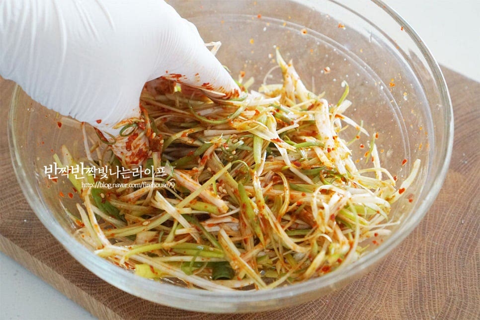 살살 버무려 완성해 줍니다. 양념재료가 들어가면 숨이 죽기 쉬워 살살 흔들어 섞어준 뒤 바로 먹음된답니다. 고기먹을 때 빠지면 서운한 파절이로 매콤 알싸하면서 새콤달콤 짭조름한 감칠맛이 입맛을 개운하게 돋운답니다. 통깨 솔솔 뿌려 완성하면 든든해요. 영상도 같이 담았어요. 파채를 먹기 좋게 자른 뒤 고춧가루, 간장, 식초, 설탕을 넣고 버무려 만드는 초간단 레시피로 똑딱 맛볼 수 있어요. 파절이 양념 백종원 파채무침으로 간단하고 맛있게 요리해 드세요. 끄읕 !