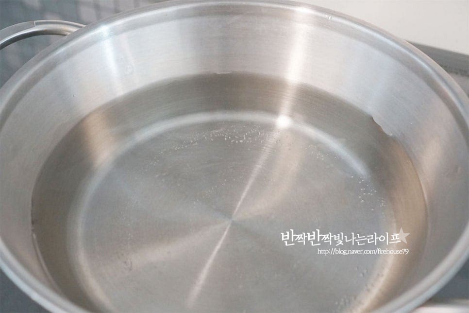 손질한 꼬막은 질기지 않도록 부드럽고 쫄깃한 식감으로 삶아주는 것이 중요합니다. 먼저 냄비에 꼬막이 잠길 정도로 물 1L 정도를 붓고 센불로 끓여줍니다. 팔팔 끓는 물에 삶으면 꼬막살이 쪼그라들고 식감이 질겨질 수 있어 가열되면서 기포가 생기기 시작하고 끓어오르기 직전인 90도 정도의 물에 삶아줍니다. 해감한 재료를 넣고 생강술(청주) 1 큰 술도 함께 넣어줍니다. 청주는 비린내를 잡아주는 역할로 소주나 맛술로 대체 가능합니다. 꼬막을 삶을 때 한쪽 방향으로 저어주면 살이 한쪽 부분으로 붙어 손질하기 수월합니다. 꼬막은 오래 삶으면 맛있는 즙도 빠져나가고 질겨질 수 있으므로 10~20% 정도 입을 열기 시작하면 불을 끄고 채반에 밭쳐 한 김 식혀줍니다.