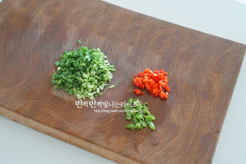 양념에 넣어줄 부추는 잘게 송송 다져 썰고, 고추도 작은 크기로 잘게 썰어줍니다. 매운맛 입맛에 따라 청양고추를 넣어주면 됩니다. 쪽파나 대파, 미나리 등을 곁들여도 좋습니다. 넉넉한 크기의 볼에 고춧가루 1 큰 술, 진간장 2½ 큰 술, 참치액 1/2 큰 술, 간 마늘 1/2 큰 술, 알룰로스 2/3 큰 술, 매실액 1/2 큰 술, 참기름 1/2 큰 술, 통깨 약간, 다진 채소를 넣고 잘 섞어줍니다. 간에 따라 단맛을 조절해 양념장 감칠맛을 더합니다. 꼬막살이 위로 향하도록 놓은 뒤 그 위로 양념장 적당량을 끼얹어줍니다. 하나씩 모양을 내어가며 만들어 완성합니다. 끼얹는 방법이 아닌 살만 발라서 바로 무쳐도 좋습니다.