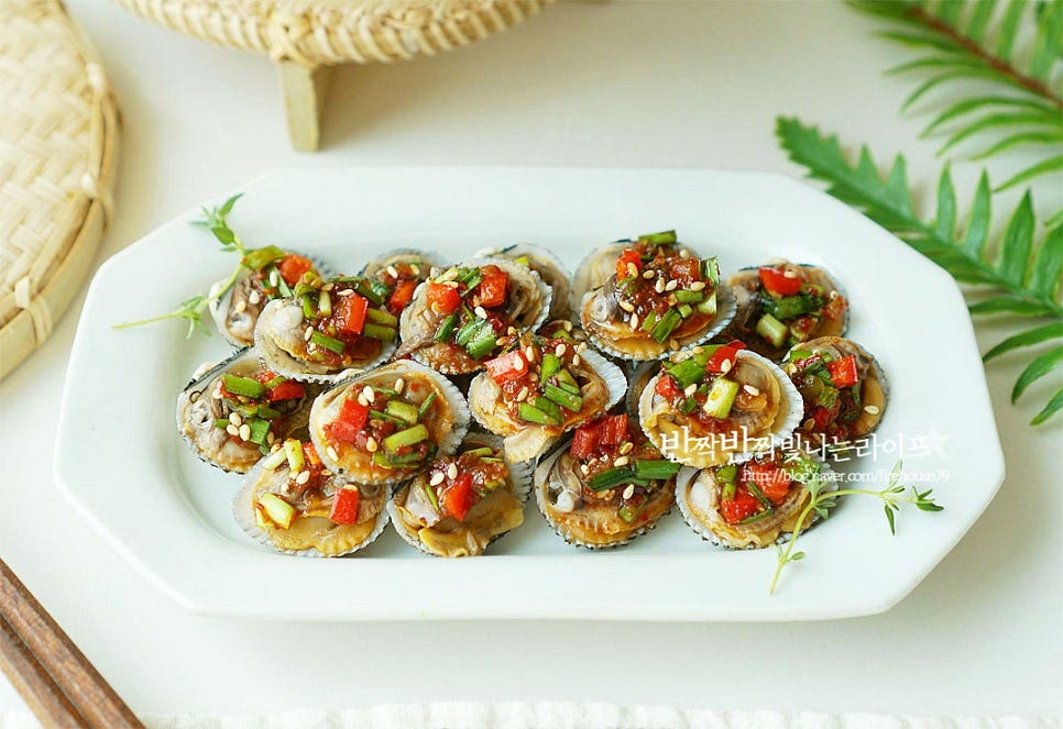 마지막으로 통깨 약간 솔솔 뿌려주면 먹음직스러운 제철 꼬막요리 완성입니다. 짭조름한 감칠맛과 탱글한 식감을 동시에 맛보는 꼬막무침도 맛있고 들기름이나 참기름 넣고 밥과 비벼서 비빔밥 만들어도 잘 어울립니다. 쫄깃하게 삶아 꼬막양념장 곁들여 맛있게 만들어드세요. 끄읕 !