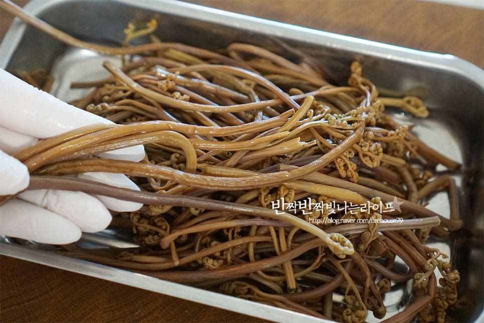 건고사리는 반나절 이상 물에 불린 뒤 데쳐서 요리해주면 됩니다. 오늘은 간단하게 삶은 고사리 200g 정도 준비했어요. 흐르는 물에 가볍게 씻은 뒤 물기를 털어줍니다. 만져보았을 때 단단하다면 가볍게 데친 뒤 조리해주셔도 좋습니다. 물기를 제거한 뒤 길이에 따라 한입에 먹기 좋게 잘라줍니다. 딱딱하고 질긴 것은 골라내거나 칼등으로 살짝 눌러주면 됩니다.