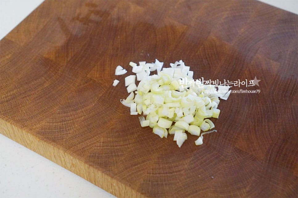 향신채소로 양념에 넣을 대파는 잘게 다져 준비합니다. 마늘은 첨가할 때는 입맛에 맞게 1 작은 술 정도 더해주면 되며 다진 파로 깔끔하게 맛을 내었습니다. 먹기 좋게 자른 고사리에 들기름 1 큰 술, 국간장 2 작은 술 참치액 1 작은 술을 넣어줍니다. 들기름 대신 참기름을 넣어도 좋으며 국간장(조선간장)은 짠맛에 따라 양을 조절해 주세요. 양념재료를 모두 넣고 밑간해줍니다. 골고루 섞어서 양념이 버무려지도록 해줍니다. 먼저 밑간한 뒤 볶으면 간도 잘 배고 감칠맛을 보드랍게 살릴 수 있어요.