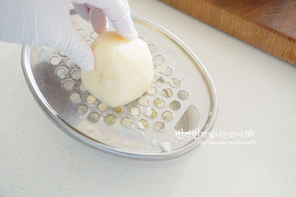 껍질을 벗긴 재료를 문지르듯이 갈아줍니다. 믹서기에 갈면 부드럽게 만들지만 강판에 갈면 입자가 조금 느껴져서 더 맛있어요. 자투리 남은 부분은 손이 다치지않게 잘게 채를 다져 썰어 넣거나 갈기 좋게 포크로 찍어서 갈아줍니다. 입자가 있게 갈아져서 강판 감자전 만들기 하면 쫀득하면서도 바삭하게 먹는 식감이 있어 맛있답니다.