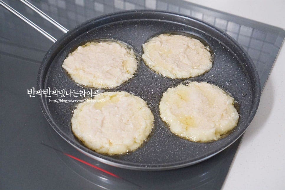 달군 팬에 기름을 넣고 뜨겁게 달군 뒤 반죽을 조금씩 덜어 올려줍니다. 4구 팬에 동그랗게 올려주었는데 큼직한 크기로 구워주셔도 좋습니다. 꾹꾹 누르지 않고 살짝 모양을 다듬어가며 자연스럽게 입자가 느껴지도록 올려주면 기름에 튀기듯이 바삭하게 구워집니다. 청양고추나 홍고추, 부추가 있다면 고명을 올려주셔도 먹음직스러운 전을 만들 수 있어요. 약간은 튀김처럼 기름을 넉넉하게 둘러야 겉이 바삭바삭 고소한 풍미를 살릴 수 있어요. 한쪽 면이 익으면 뒤집어 반대쪽을 구워줍니다. 노릇노릇하게 구워 완성합니다.