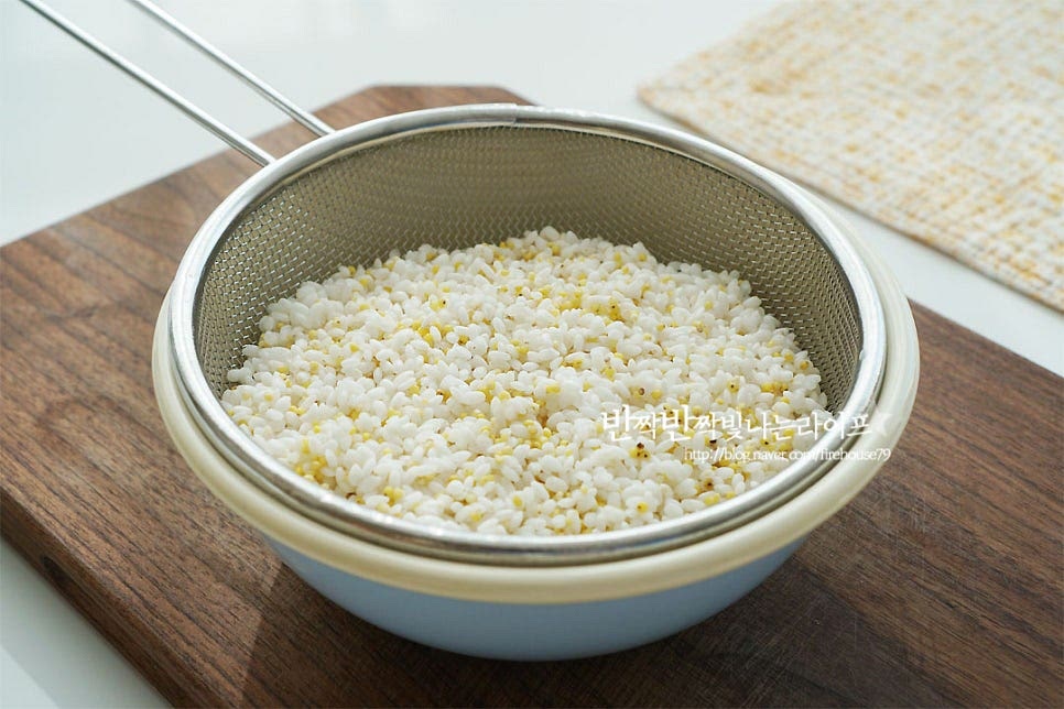 쌀은 씻어 30분 불여준 뒤 체에 밭쳐 물기를 털어줍니다. 흰쌀로만 밥을 지어도 되고, 저와 같이 수수와 같은 잡곡을 섞으셔도 됩니다.