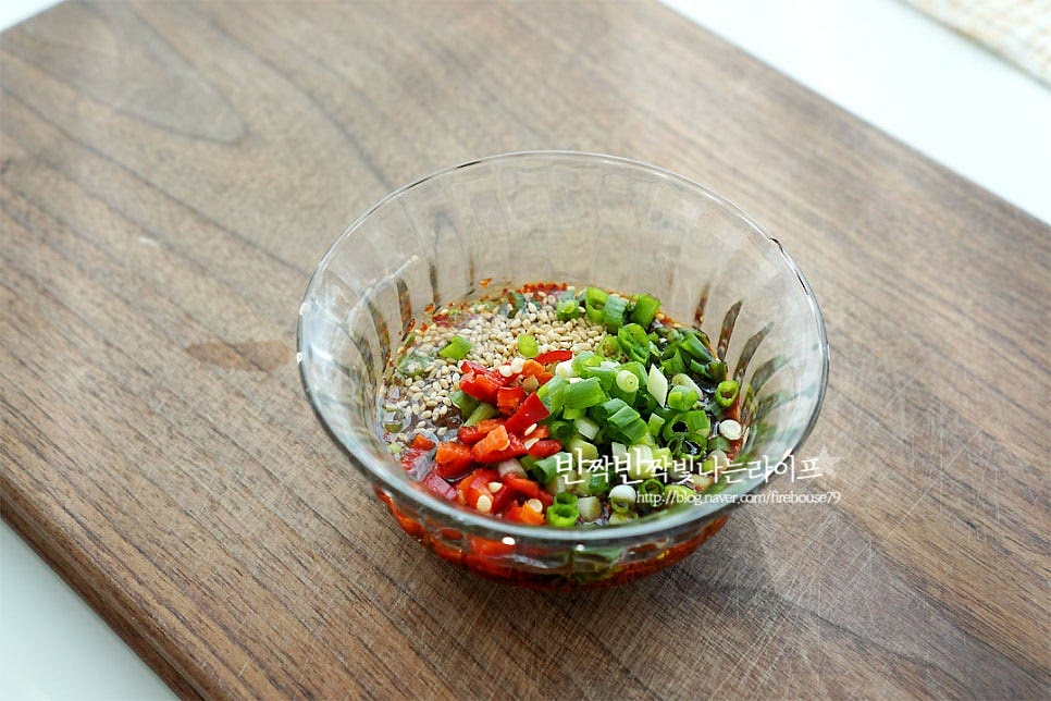 양념장을 만들어요. 간장 2 큰 술, 국간장 1 큰 술 매실액 1/2 큰 술, 다진 마늘 1/2 큰 술 고춧가루 1 큰 술, 올리고당 약간 참기름 1 큰 술, 통깨 약간 다진 쪽파와 홍고추 넣어줍니다. 매콤한 걸 좋아한다면 청양고추 다져 넣어도 맛나요. 재료를 잘 섞어 준비해요. 간장과 국간장을 섞어 넣음 감칠맛이 더 좋아요~ 10분 뜸을 들인 뒤 뚜껑을 열어보면 구~수한 내음이 가득 퍼져요. 보기만 해도 정말 맛있어 보인답니다. 요리 영상을 같이 보시면 조금 더 쉽게 만드실 수 있답니다. 주걱으로 잘 섞어 준 뒤 양념장 곁들여 드심 되어요. 들기름을 넣고 지은 밥이라 특유의 구수한 향도 가득 느껴지고, 중간중간 표고의 식감도 쫄깃한 게 맛나요. 시래기밥 맛있게 지어서 든든하게 드셔보시는 건 어떠세요. 한 그릇에 영양도 가득이고 다른 반찬 없이도 맛있답니다. 시래기 요리 맛있게 즐겨보세요^^ 끄읕 !