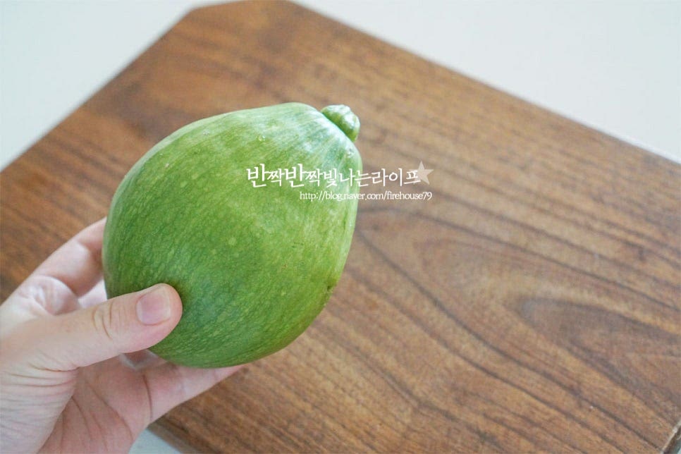 제철인 둥근호박요리는 볶음이나 찌개 등 여러 가지 레시피로 맛볼 수 있는데요. 달큰하고 시원하게 둥근호박찌개를 끓여보도록 할게요~ 깨끗하게 씻은 뒤 양 끝 부분을 잘라낸 뒤 반으로 잘라 3~4등분 해주고 큼직하게 잘라줍니다. 얇게 썰면 익으면서 물러져버리기 때문에 말캉한 식감이 느껴지도록 크게 잘라줍니다. 넉넉한 크기의 볼에 담은 뒤 새우젓 1 큰 술을 넣어줍니다. 너무 짜지 않게 새우젓갈 건더기만 넣어주었습니다. 가볍게 버무려 5~10분 정도 재워줍니다. 밑간을 하여 호박찌개를 끓이면 짭조름하게 양념이 스며들고 끓이면서 잘 부서지지 않아요.