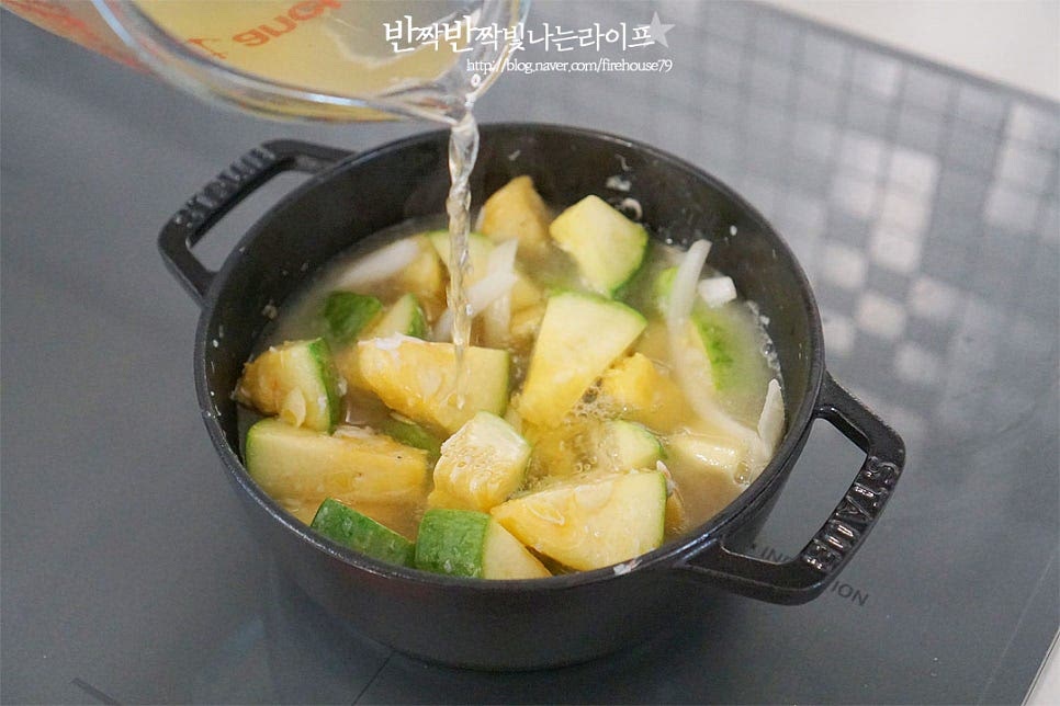 멸치 다시마육수 300ml를 부어줍니다. 자작하게 잠길 정도로 양을 조절하여 넣어주어요. 육수를 붓고 한소끔 끓여줄 것이에요. 끓어오르기 시작하면 고춧가루 2/3 큰 술, 참치액 1 작은 술 넣어줍니다. 참치액은 간에 따라 조절해 주세요. 새우젓과 같이 넣으면 깊은 맛을 낼 수 있답니다. 양념이 스며들면서 맛이 깊어지고 식감이 살캉하게 익을 정도로 3~5분 정도 끓여줍니다. 대파와 고추를 넣고 마무리해요. 달큰한 식감이 맛있는 둥근호박요리로 호박찌개 만드는 법 간단하면서 든든한 한 냄비에요. 특유의 맛과 향에 시원한 새우젓의 감칠맛과 매콤함을 더해주어 맛깔나답니다. 영상도 같이 담았어요. 시원한 새우젓찌개에 매콤 칼칼함이 더해져 건더기는 물론 국물 맛에 밥 한 그릇 뚝딱이에요. 재료를 넣고 어우러지도록 끓여주면 되고 가격도 착하고 맛도 좋은 메뉴랍니다. 호박새우젓찌개 만드는법 시원 칼칼하고 맛있게 요리해드세요^^ 끄읕 !