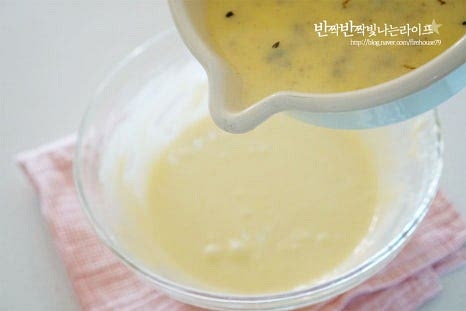 미지근한 온도로 식힌 우유+바닐라빈+버터를 2~3번에 나누어 넣어줍니다. 이때도 역시 살살 천천히 섞어줍니다. 반죽을 천천히 풀어준다는 느낌으로 거품기를 움직여 섞어줍니다. 저는 3번을 나누어 넣고 섞어준 뒤 마지막엔 주걱으로 가볍게 정리해 주었어요. 만든 반죽은 체에 걸러 담아줍니다. 그리고 럼주를 넣고 섞어줍니다. 골드럼을 넣고 만들면 풍미를 한층 더 살릴 수 있습니다. 수증기가 생기지 않도록 랩을 밀착하여 덮어준 뒤 냉장실에 넣어 24시간 이상 휴지하여 숙성해 줍니다. 여기까지의 과정은 재료를 믹싱할 때 과하지 않게 천천히 섞어주는 것이 중요하며 반죽을 숙성해 줍니다.