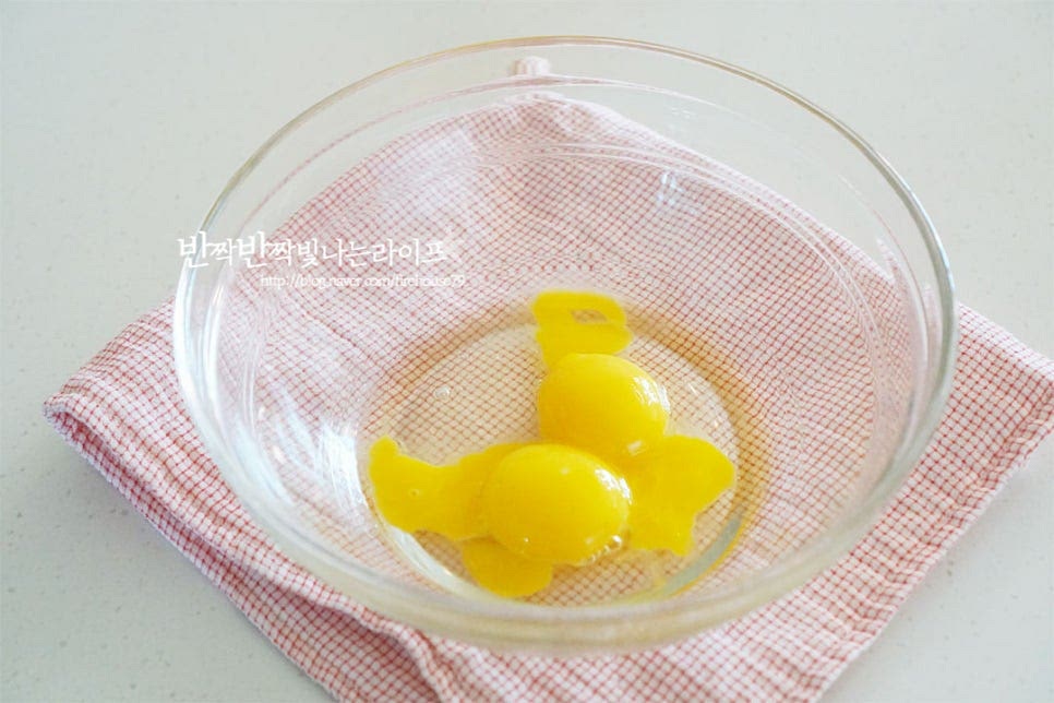 넉넉한 크기의 볼에 전란과 노른자를 넣고 풀어줍니다. 가볍게 풀어준 뒤 설탕을 넣어줍니다. 거품기로 천천히 섞어줍니다. 섞은 뒤 박력분을 곱게 체에 내려 넣어줍니다. 거품기로 살살 저어 섞어줍니다. 까눌레를 만들 때는 오버믹싱이 되면 많이 부풀어 오를 수 있으며 글루텐이 형성되어 식감 또한 질겨질 수 있습니다.