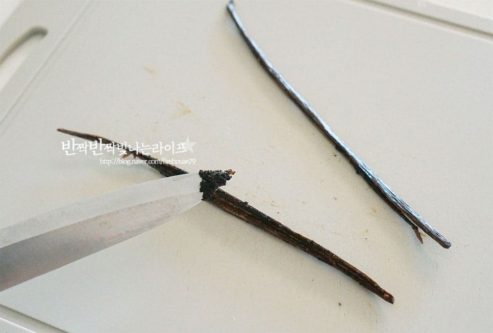 바닐라빈은 반으로 갈라 칼등으로 씨를 발라줍니다. 커스터드 느낌의 진한 바닐라가 까눌레 풍미를 더해준답니다. 냄비에 우유 200g, 바닐라빈 무염버터 20g을 넣고 끓여줍니다. 이때 파르르 끓어오르지 않도록 은은하게 중약 불로 끓여줍니다. 따뜻한 정도의 온기가 전달되면서 끓어오르기 시작하려고 하면 불을 꺼줍니다. 잔열로 버터를 녹인 뒤 미지근한 40~42도 정도로 식혀둡니다.